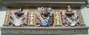 Hoyerswerda, Wappen Seyfried von Promnitz‘ und seiner beider Ehefrauen über dem Eingang zum Rathaus